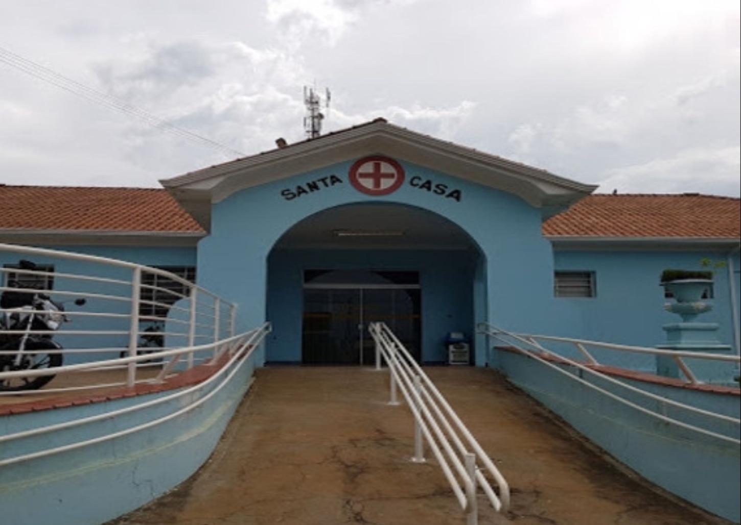 Criança de 1 ano morre após se afogar; carro que socorria a vítima tombou