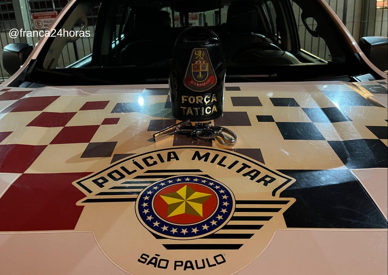 Homem é preso pela Força Tática com arma de fogo no Leporace