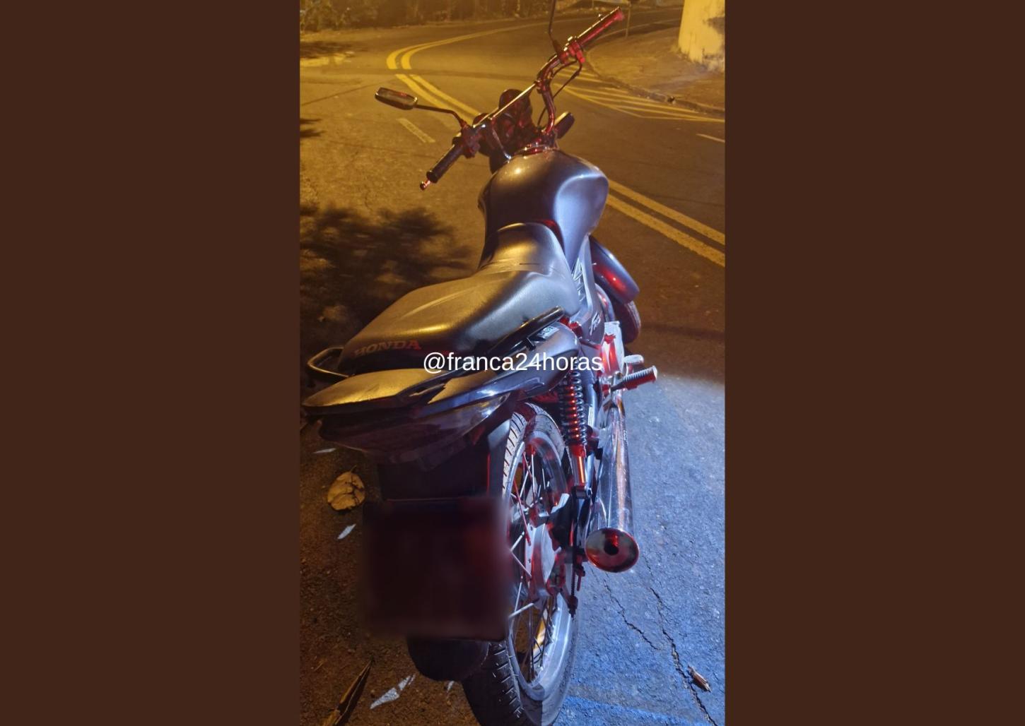 Homem sem CNH tenta fugir da PM, bate moto em árvore e vai parar no PS