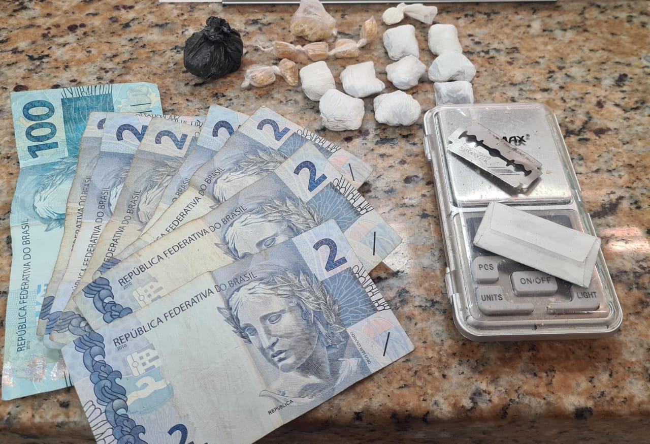 Homem tenta fugir após ser flagrado vendendo drogas, mas acaba preso