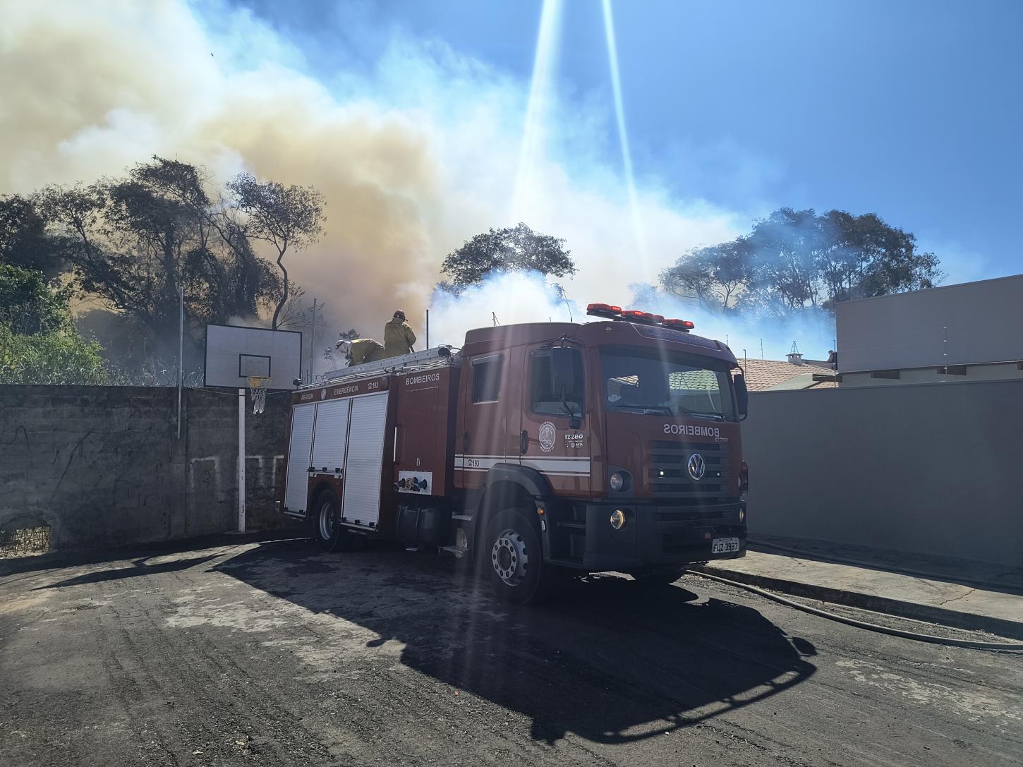 Incêndio no Santa Mônica assusta moradores e mobiliza bombeiros