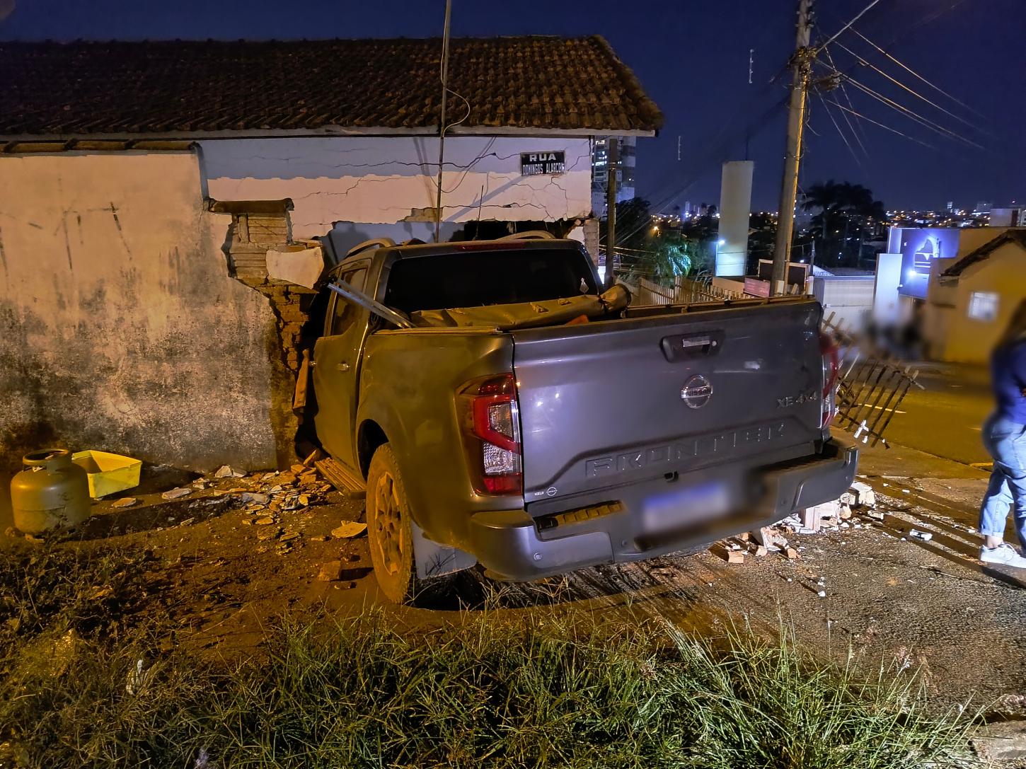 Motorista perde controle, bate em caçamba e invade casa no São José