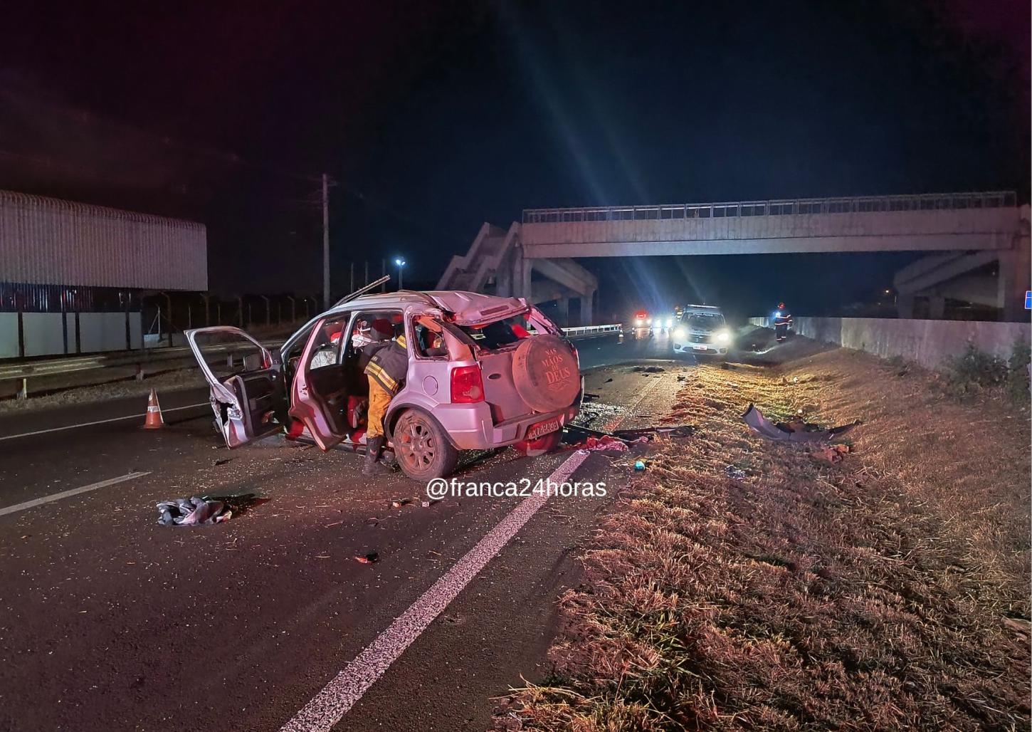 Mulher bate carro em mureta e capota na rodovia Cândido Portinari