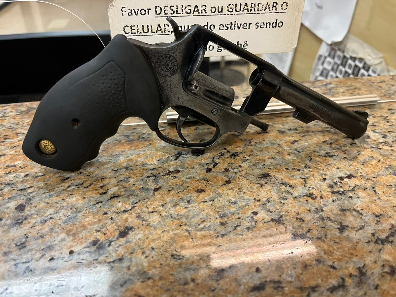 Policiais da Força Tática prendem homem com revólver no Leporace; assista