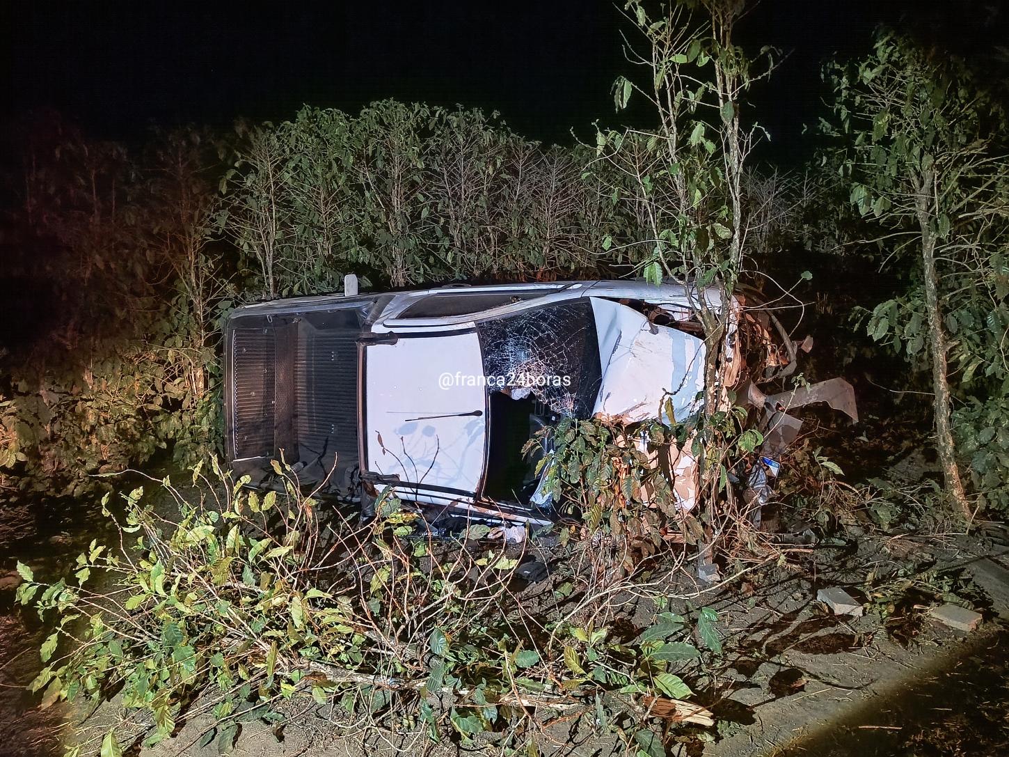Veículos vão parar em cafezal após colisão seguida de capotamento