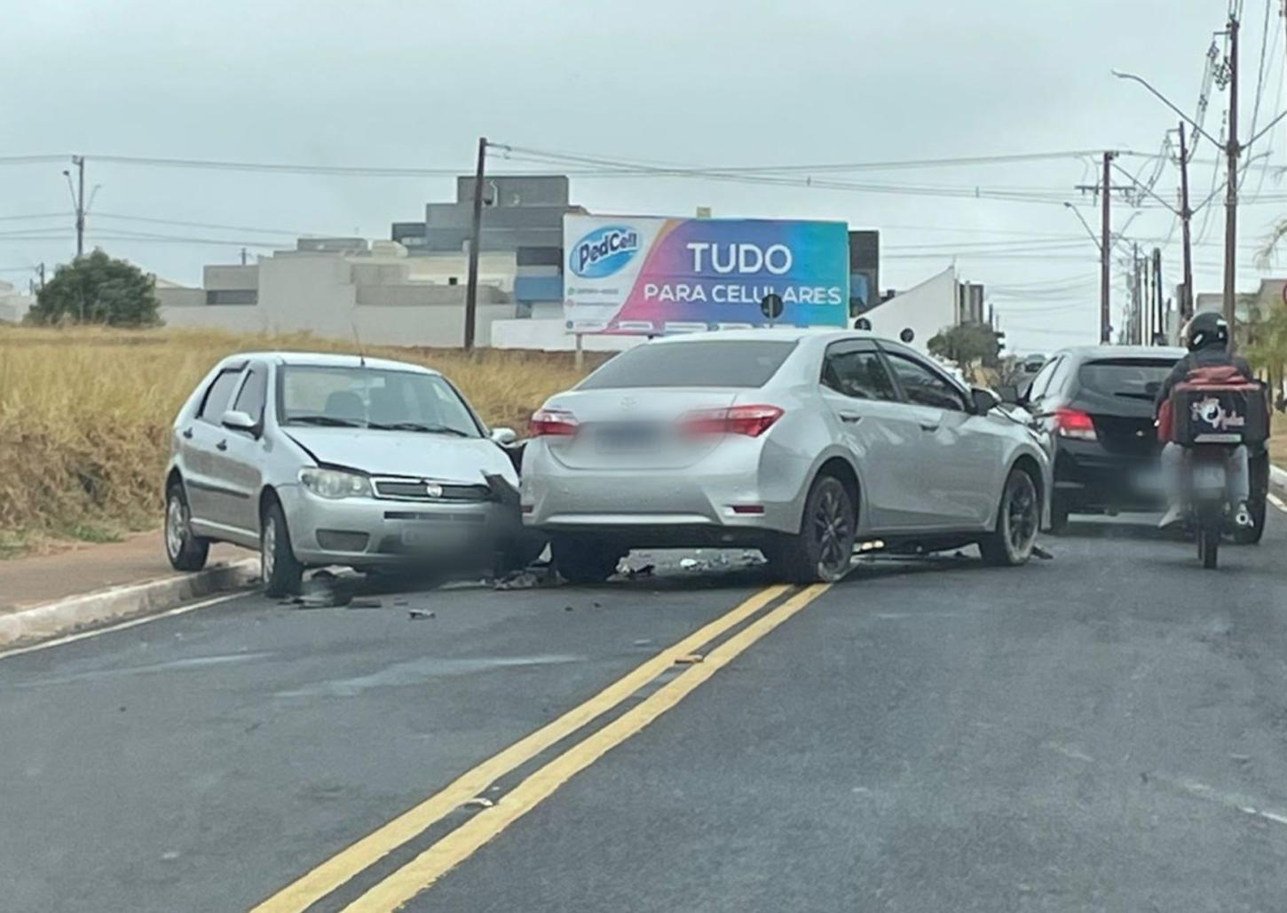 Acidente no Jardim Piratininga deixa duas pessoas feridas