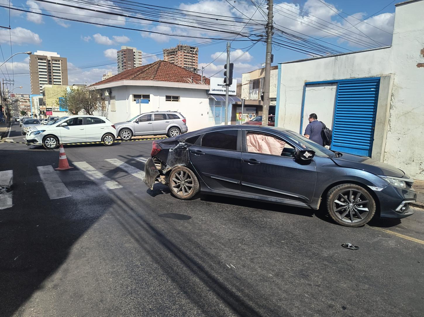 Após colisão, carro sobe na calçada e prensa mulher em parede no Centro