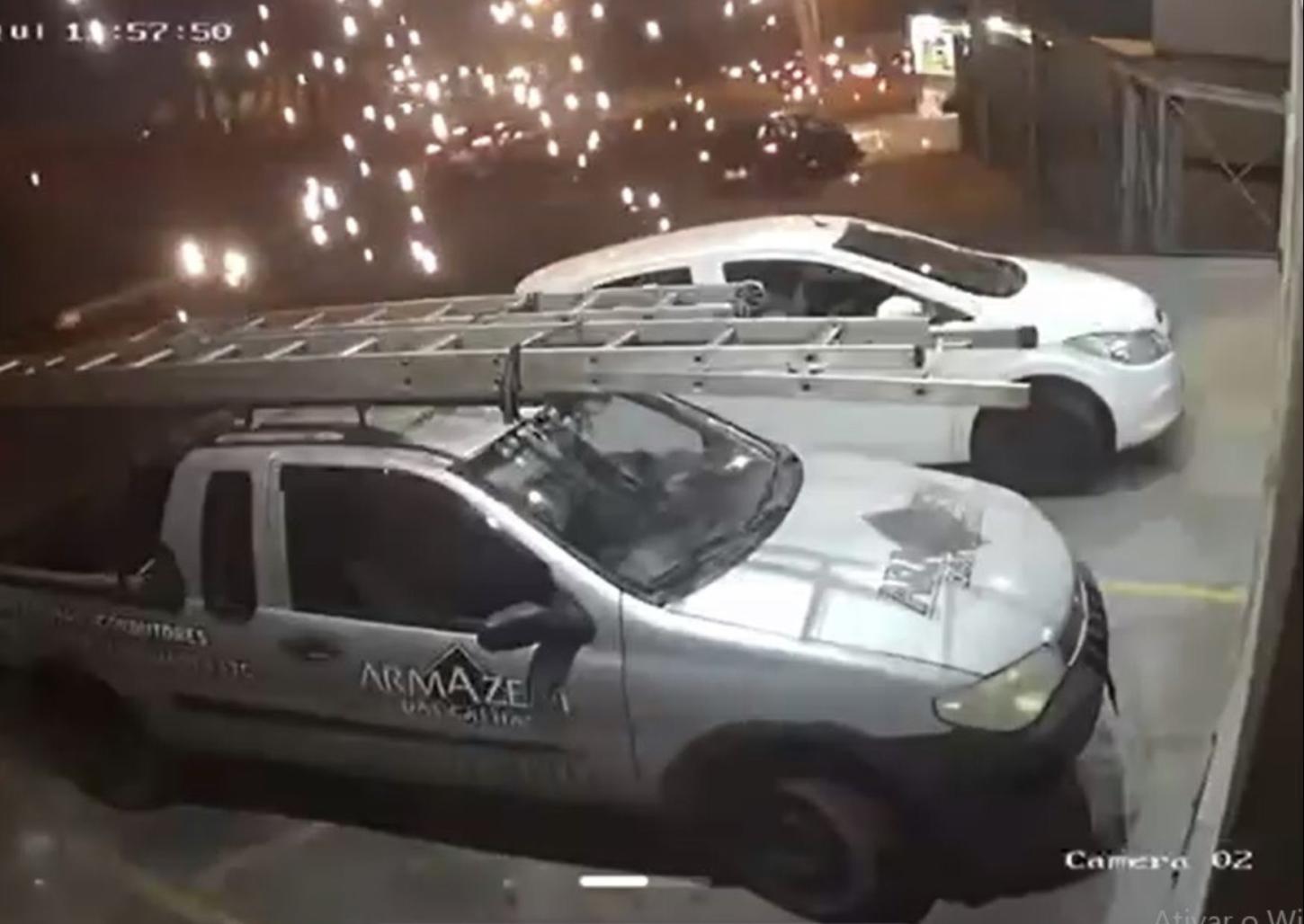 Câmera flagra taxista batendo carro em poste na avenida São Vicente