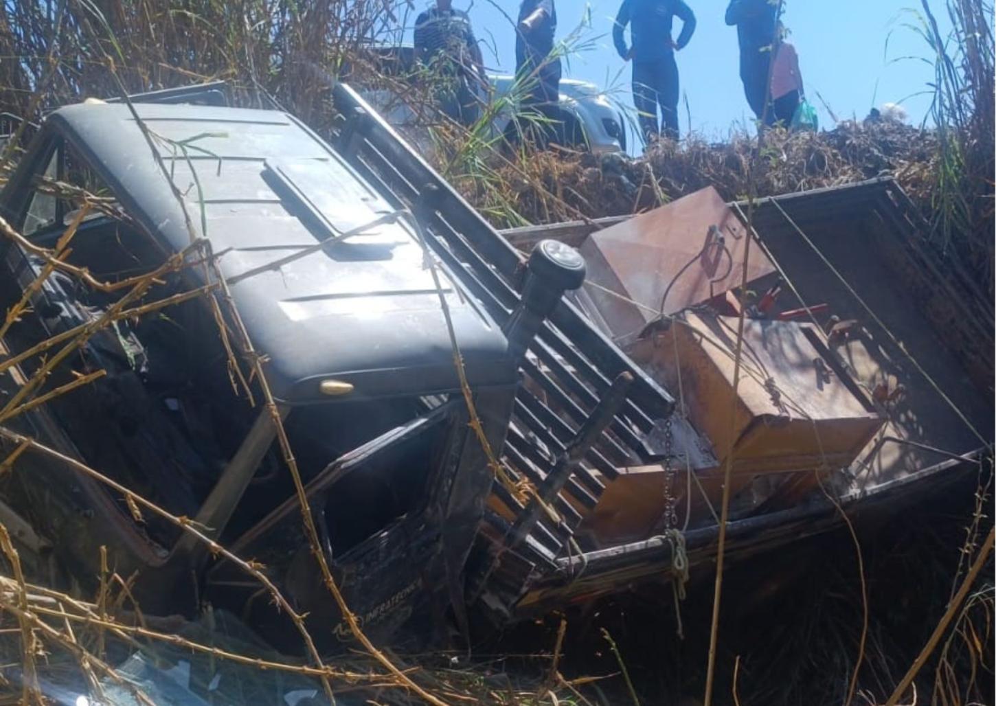 Caminhão perde o freio e cai de ponte na zona oeste de Franca