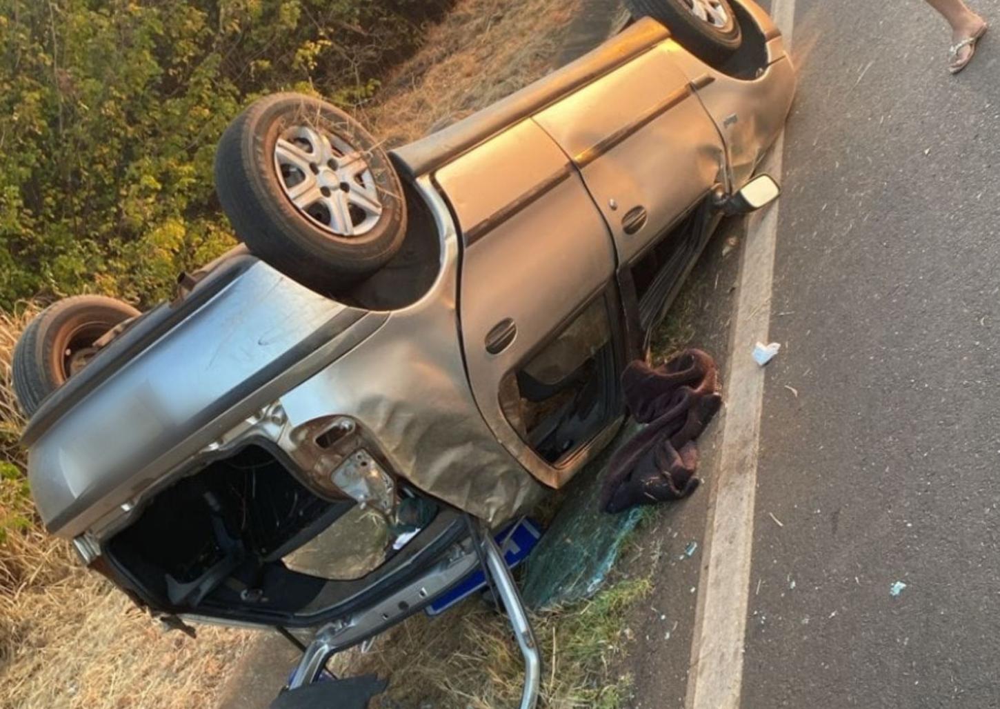 Capotamento deixa duas pessoas feridas na rodovia Prefeito Fábio Talarico