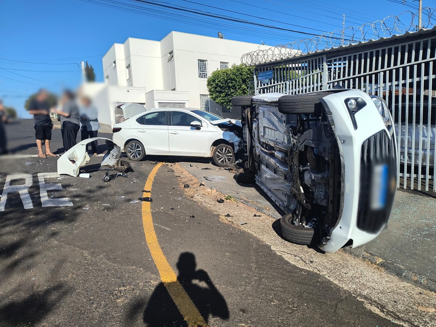 Carro tomba em calçada após colisão em cruzamento no bairro São Joaquim