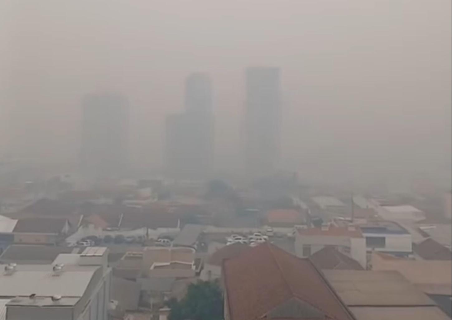 Centro de Franca desaparece em nuvem de fumaça