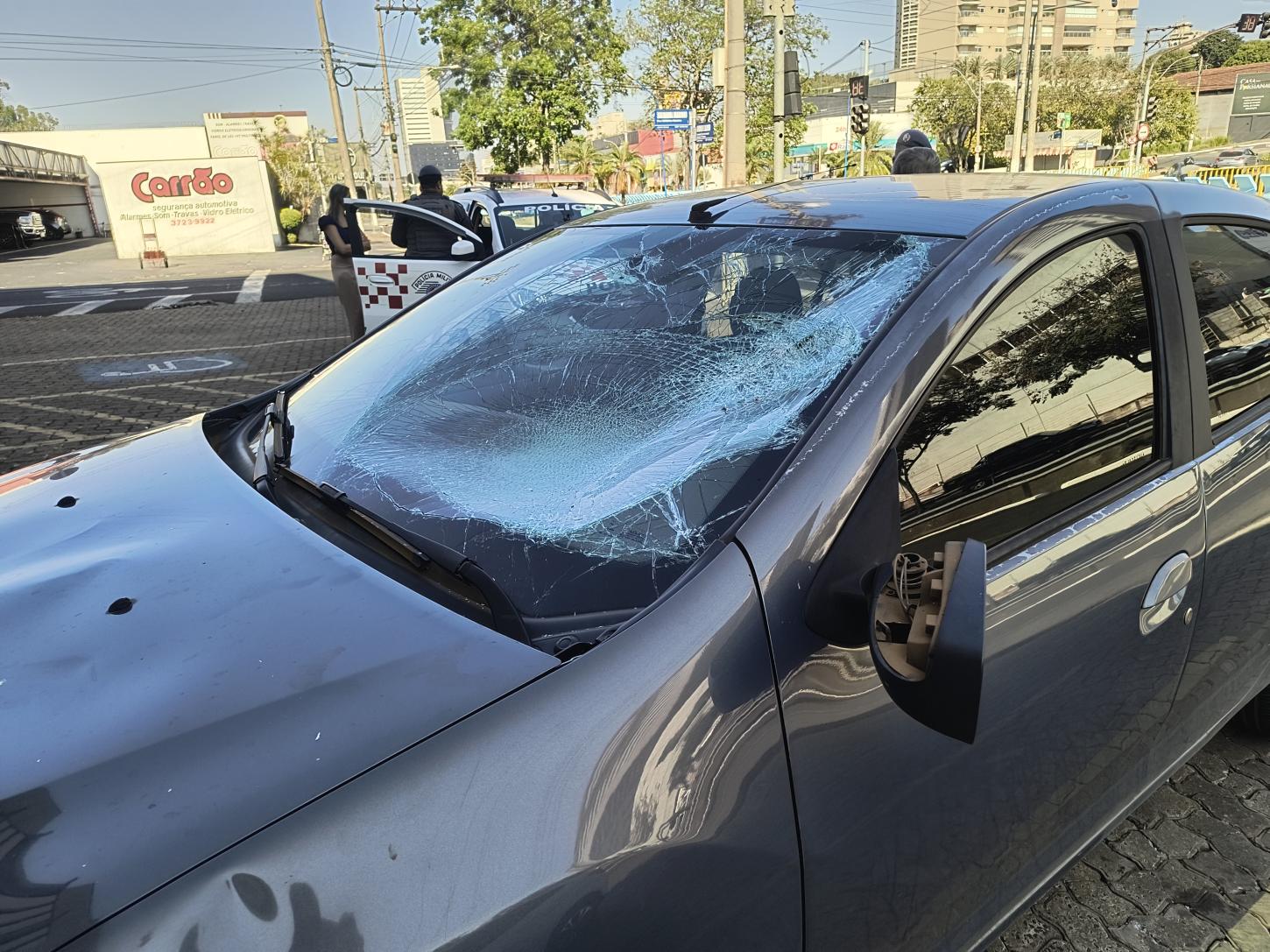 Ciclista é atropelado por carro na avenida Ismael Alonso y Alonso