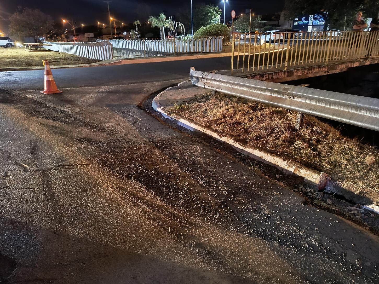 Empresa realiza obras, deixa pedriscos em avenida e motociclista sofre queda