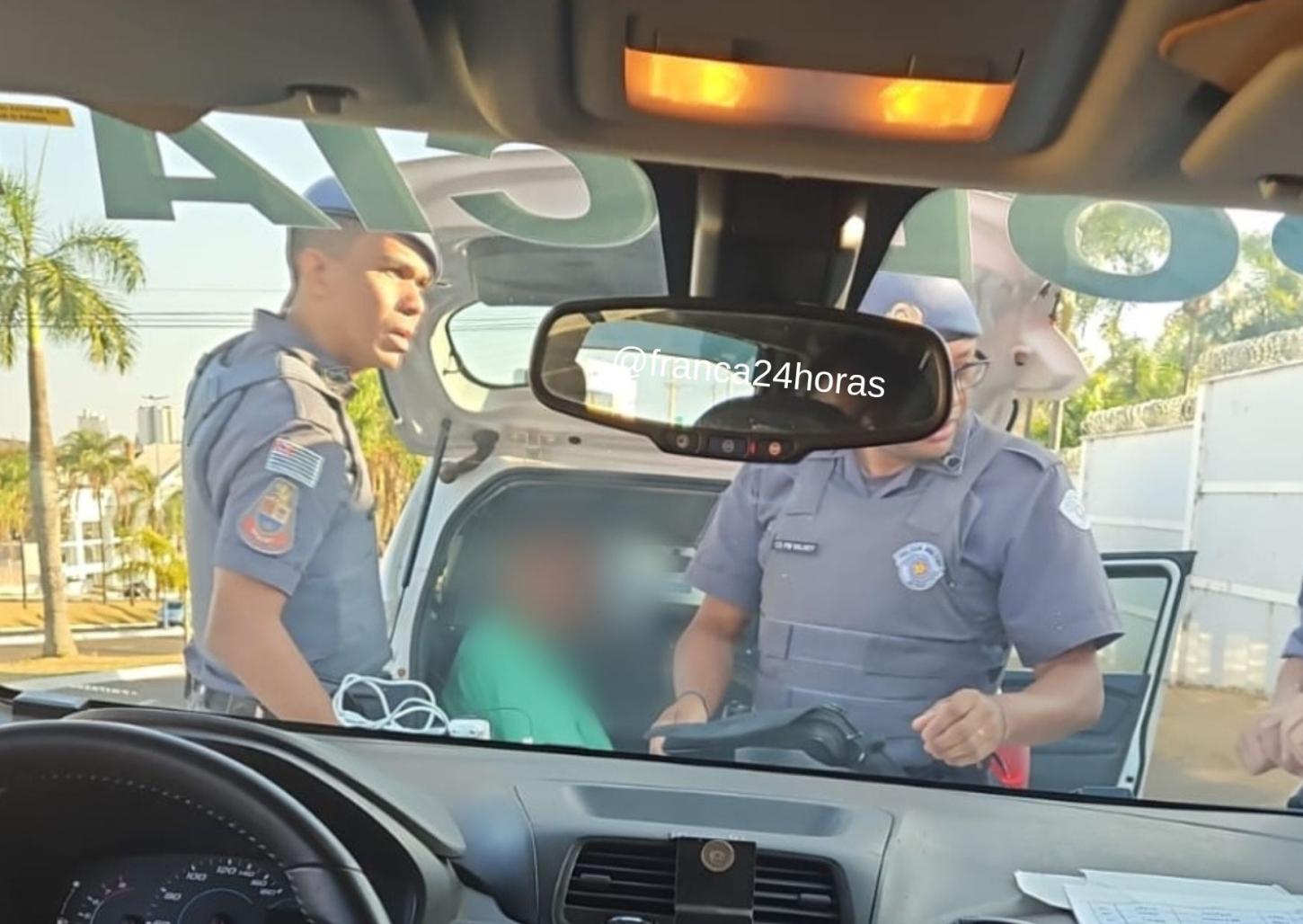 Homem é preso por importunação sexual e racismo dentro de ônibus