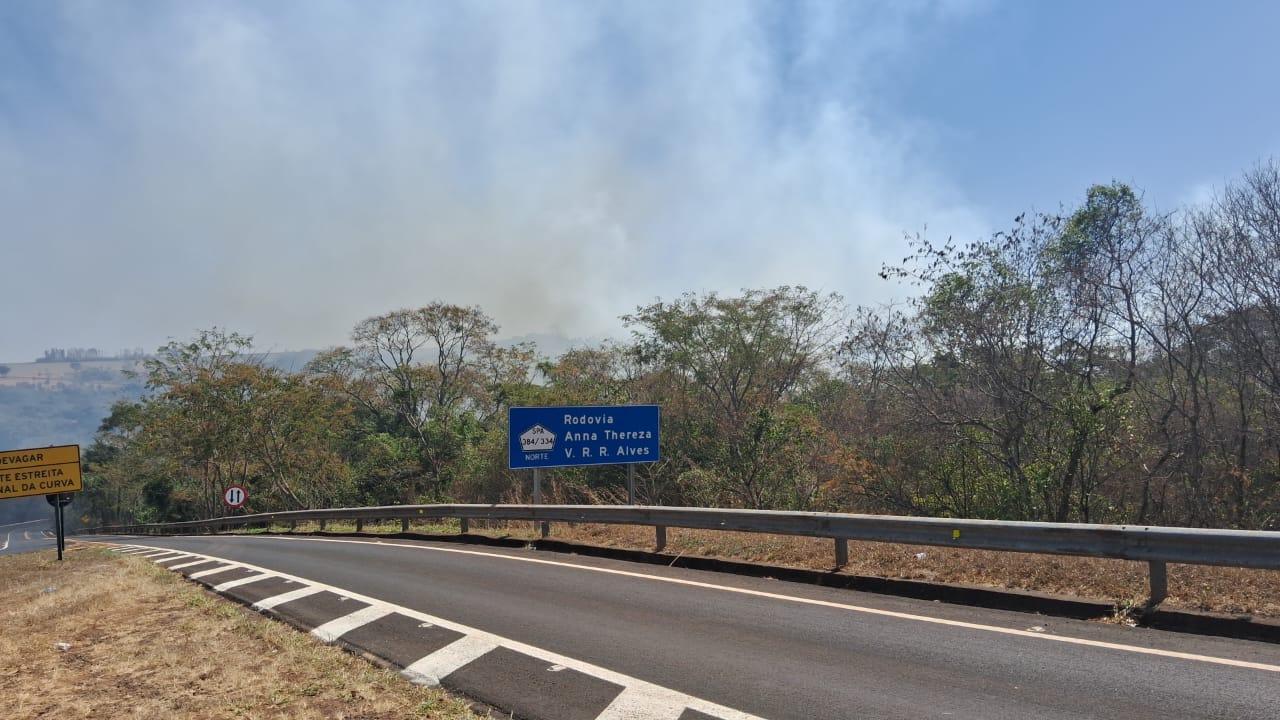 Incêndio interdita via que liga Restinga a rodovia Cândido Portinari