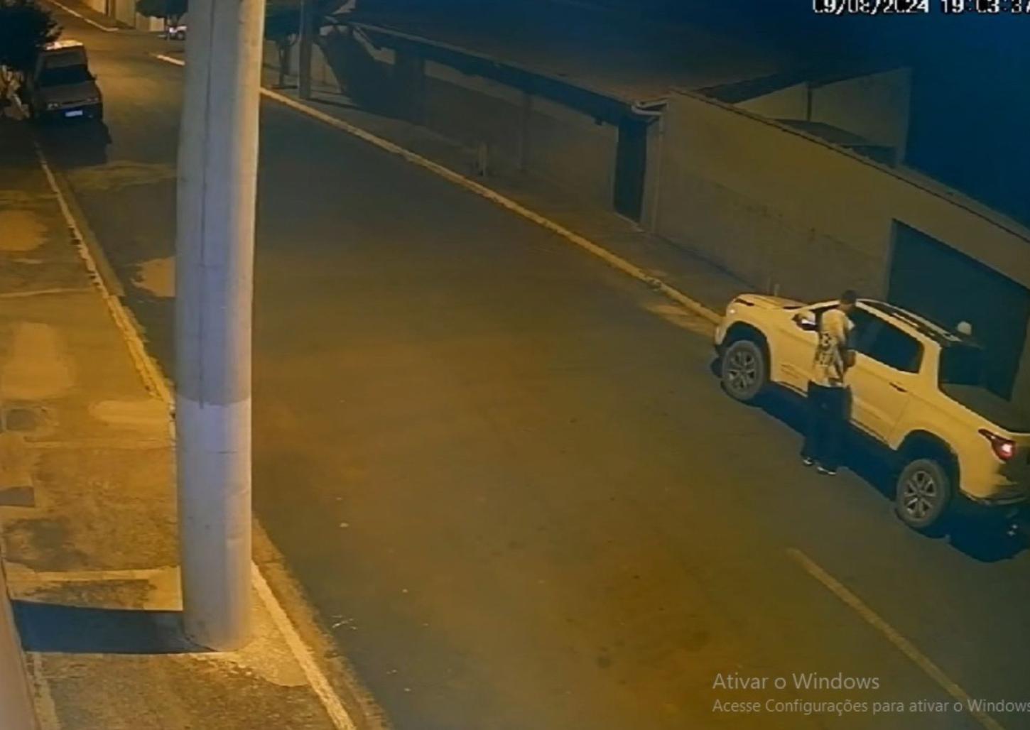 Ladrões invadem clínica, fazem dentista refém por uma hora e roubam veículo