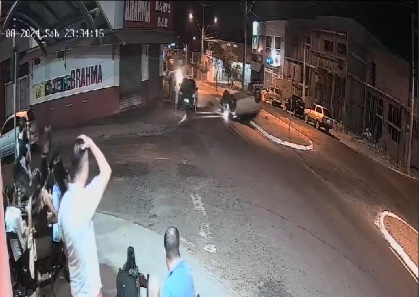 Motorista bate em carro estacionado e capota na avenida Eliza Verzola Gosuen