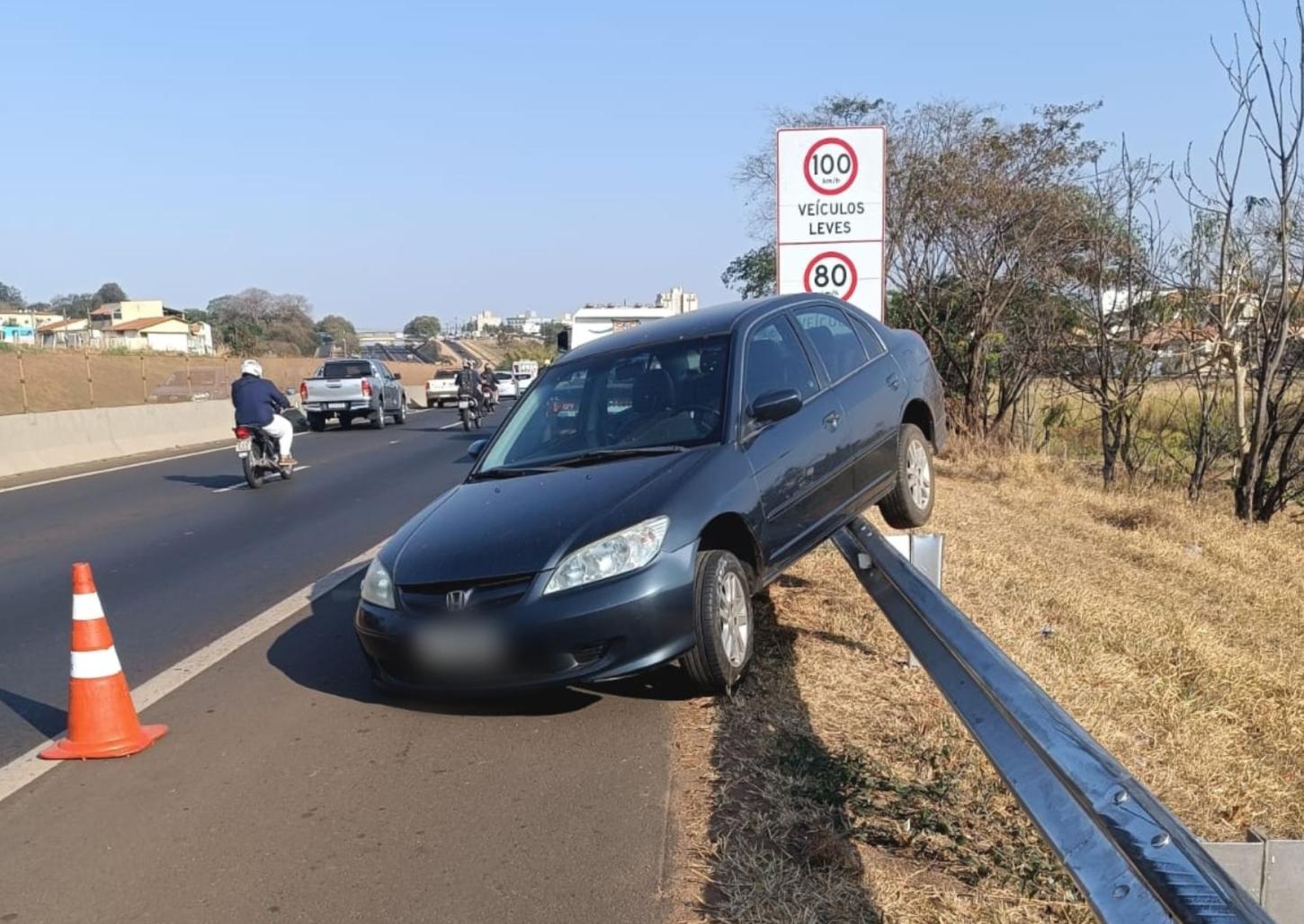 Motorista cochila e carro fica preso em defensa metálica na Portinari