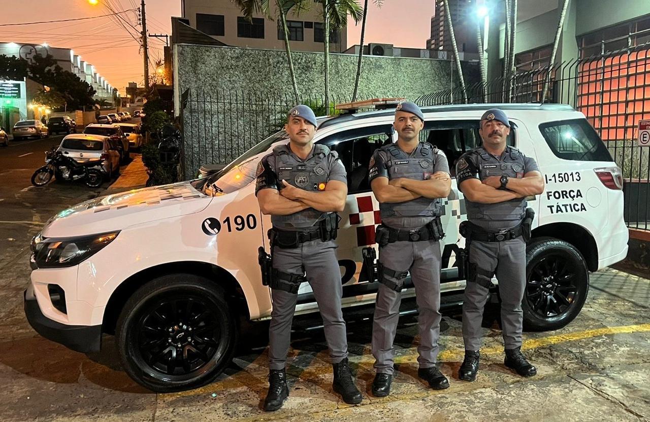 Mulher tenta se passar por outra pessoa, mas é presa pela Força Tática