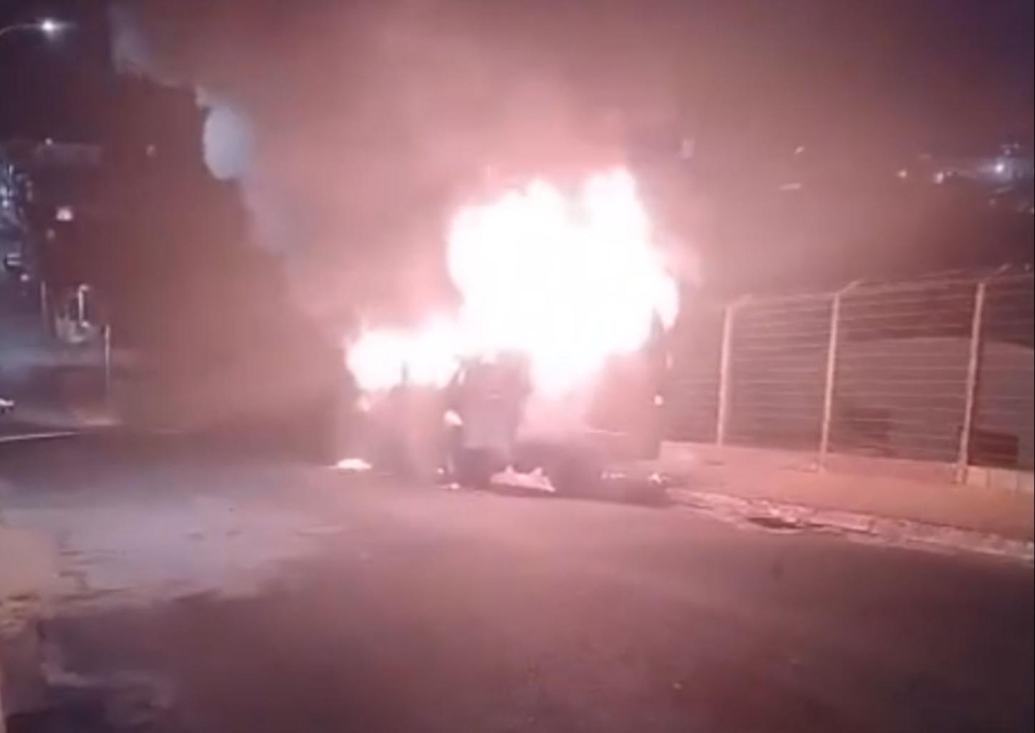 Ônibus pega fogo em Cássia (MG); causas serão apuradas