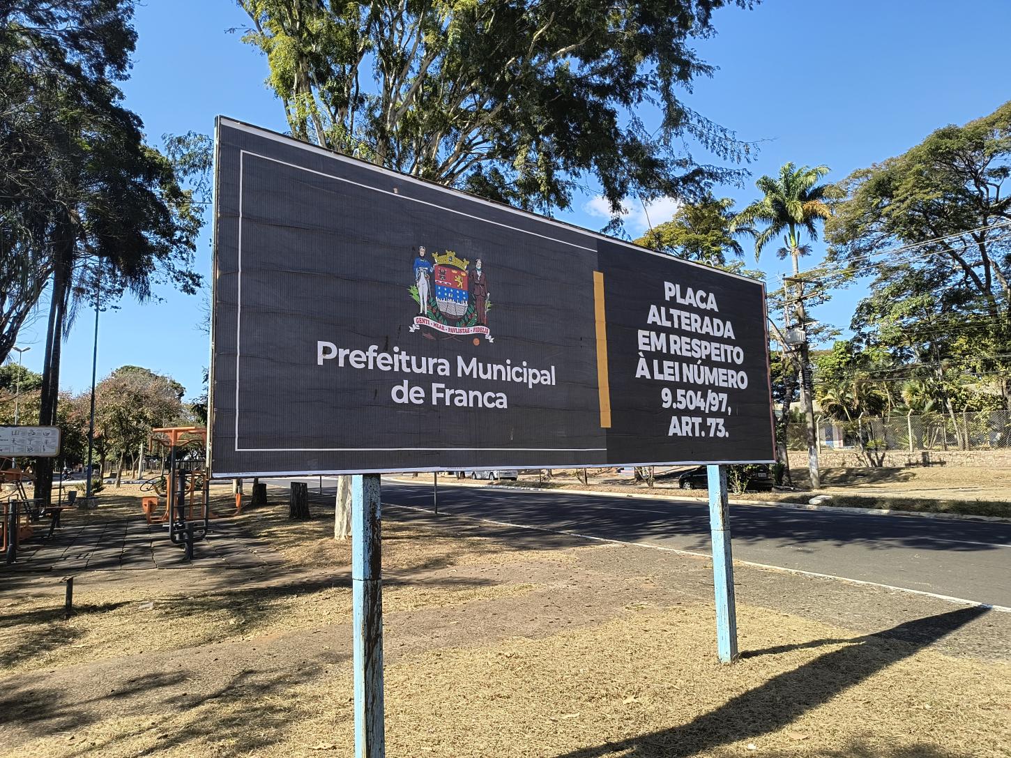 Placas com propagandas da Prefeitura são cobertas devido a Lei Eleitoral