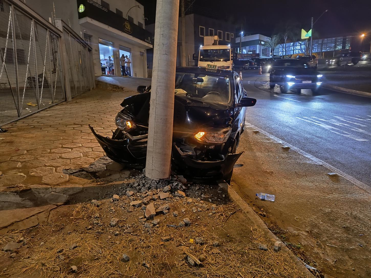 Taxista bate carro em poste; moradores pedem sinalização na avenida São Vicente