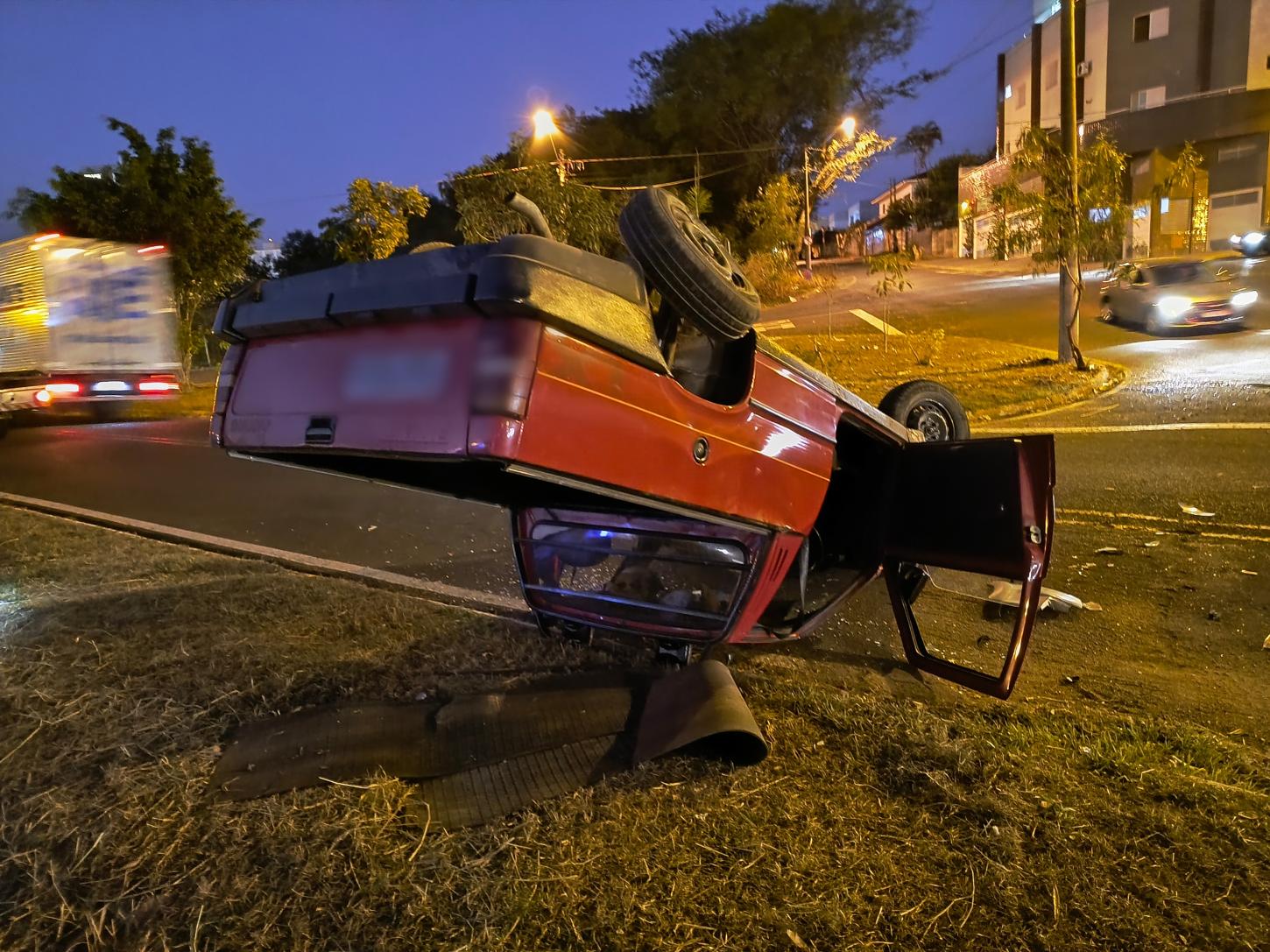 Veículo com criança de 5 anos capota após colisão no Parque Doutor Carrão