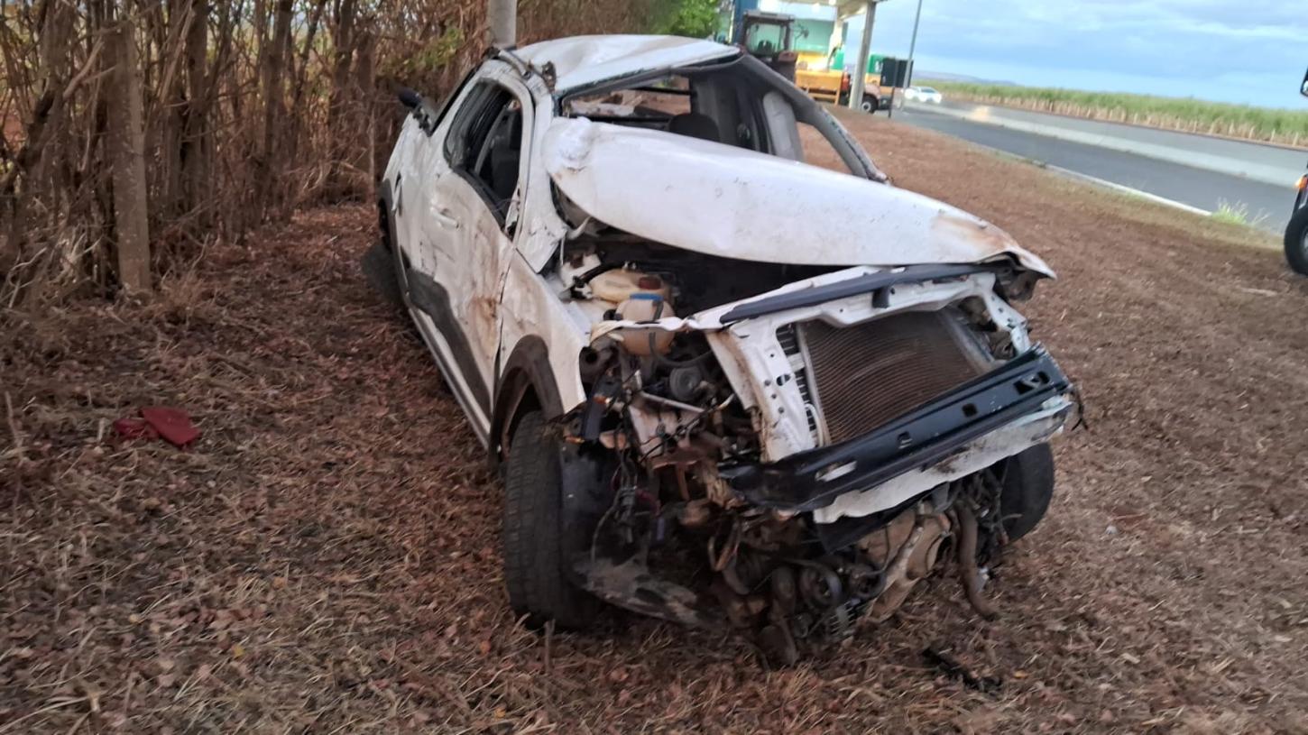 Veículos envolvidos em acidente com vítima fatal ficaram destruídos