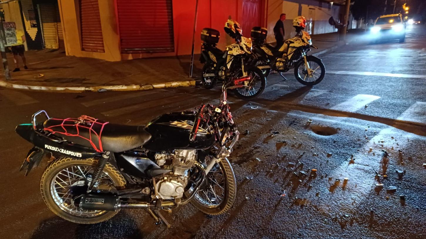 Adolescente tenta fugir da PM, bate em carro em avenida e sofre fraturas