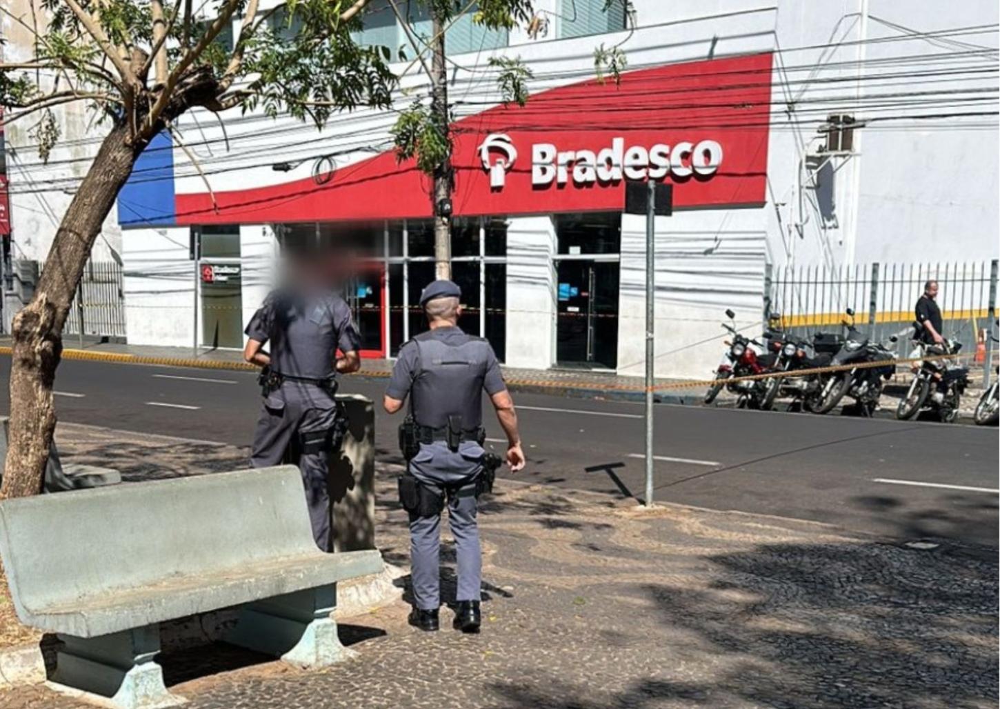 Banco é evacuado no Centro após mochila suspeita ser deixada no local