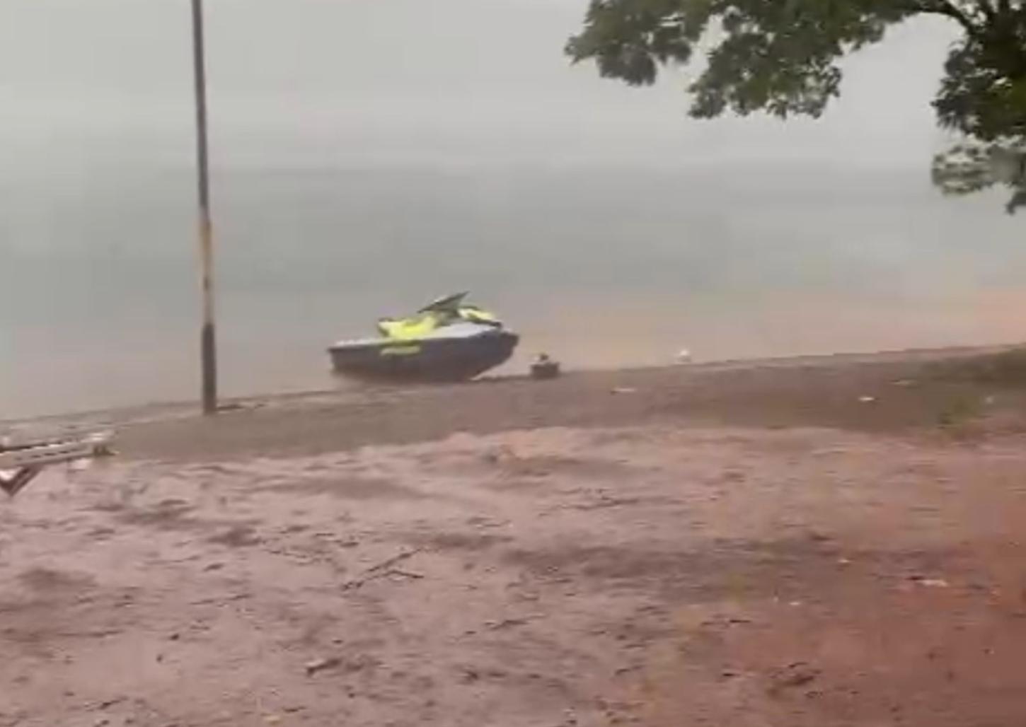 Bombeiros procuram mulher que sumiu durante temporal no Rio Grande