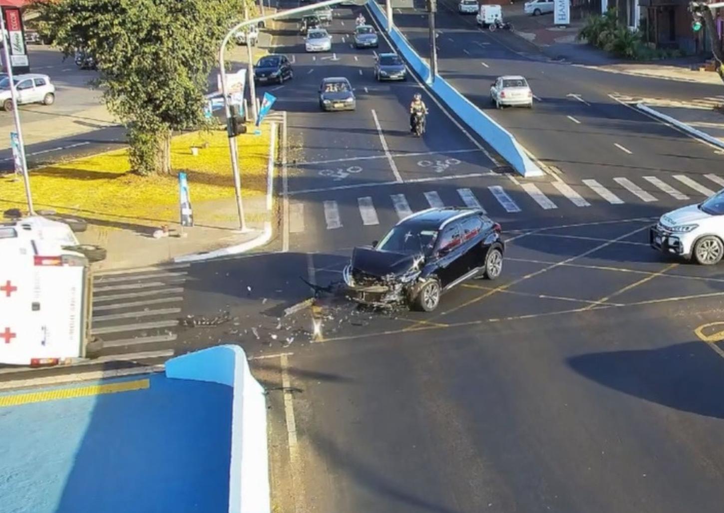 Câmera flagrou colisão entre carro e ambulância da penitenciária de Franca