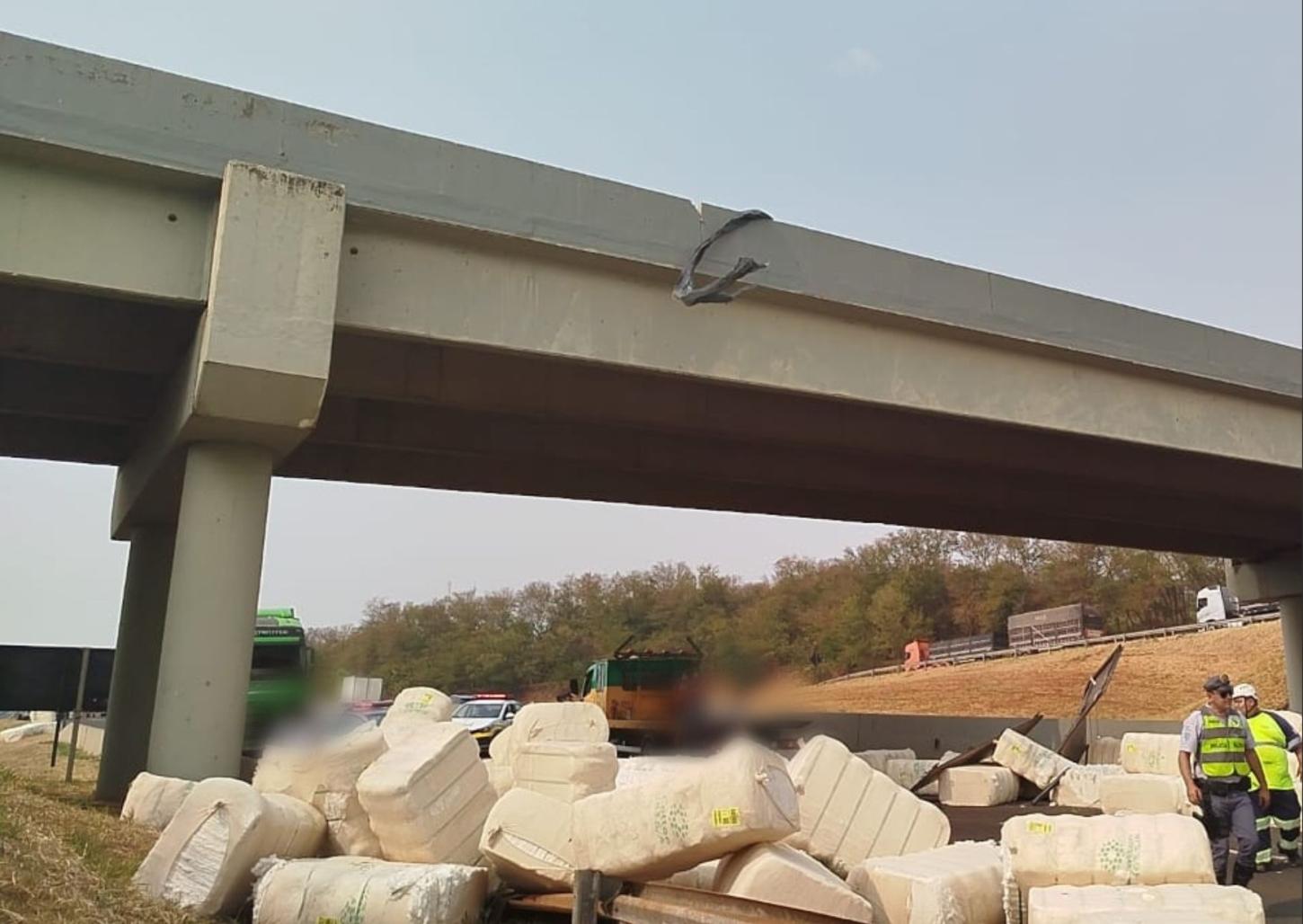 Carga de algodão cai de viaduto e atinge caminhão na Portinari