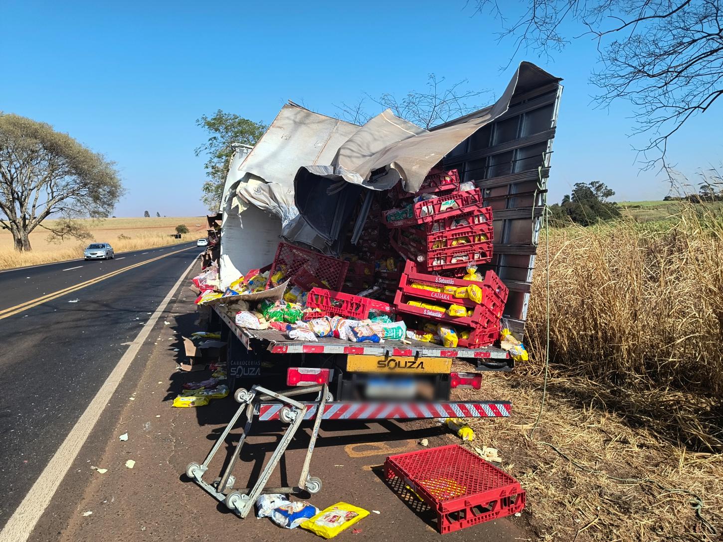 Carga se espalha em rodovia após colisão entre caminhões