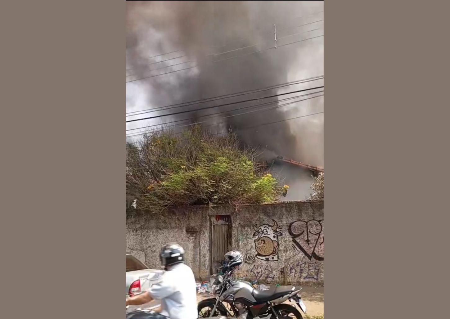 Casa pega fogo na Vila Imperador e mobiliza bombeiros