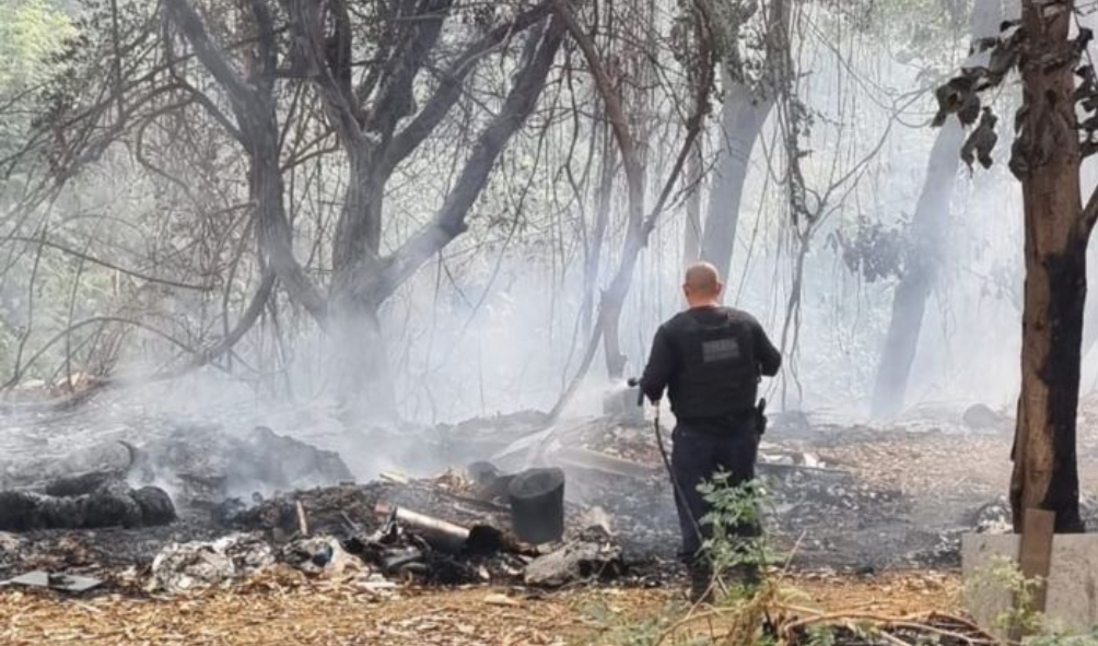 GCM e Defesa Civil combatem incêndio em depósito irregular de reciclados