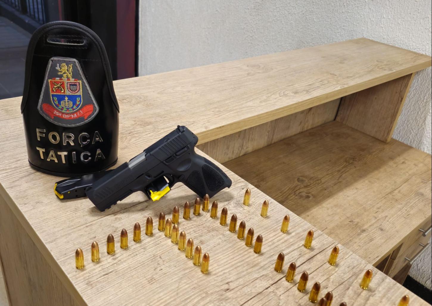 Homem é detido pela Força Tática com pistola após ameaçar comerciante