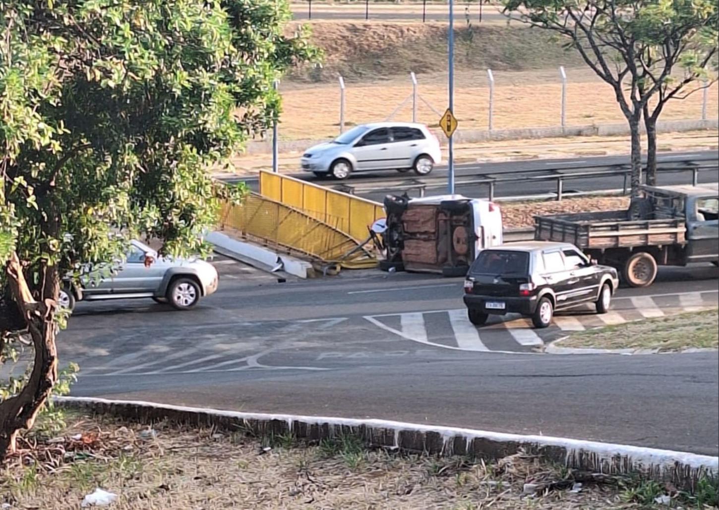 Homem fica ferido em capotamento na avenida Hélio Palermo