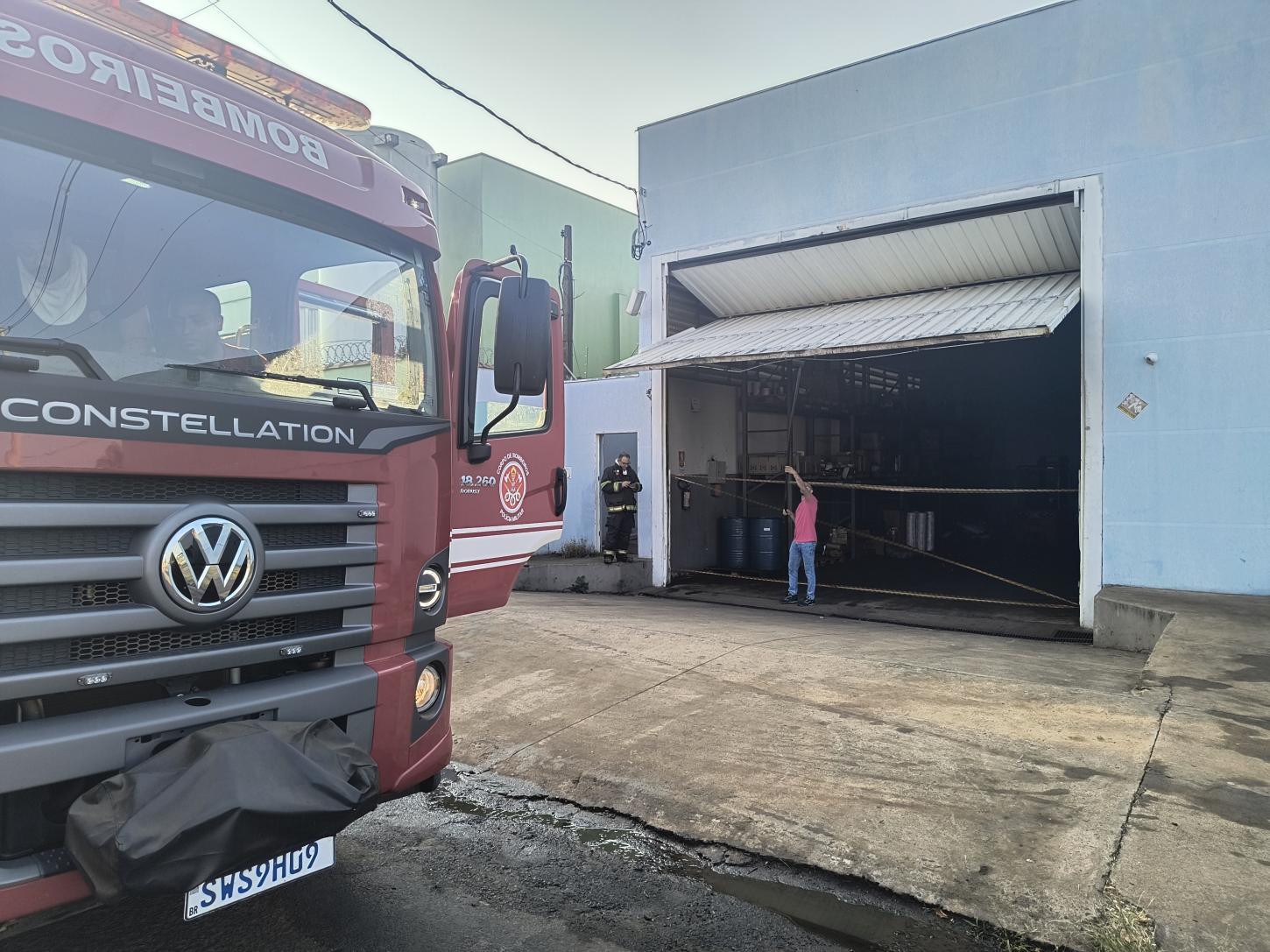 Incêndio mobiliza bombeiros em fábrica de cosméticos no Distrito Industrial