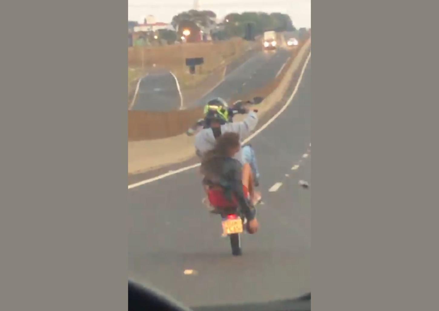 Jovem é flagrado empinando moto em rodovia com garupa sem capacete