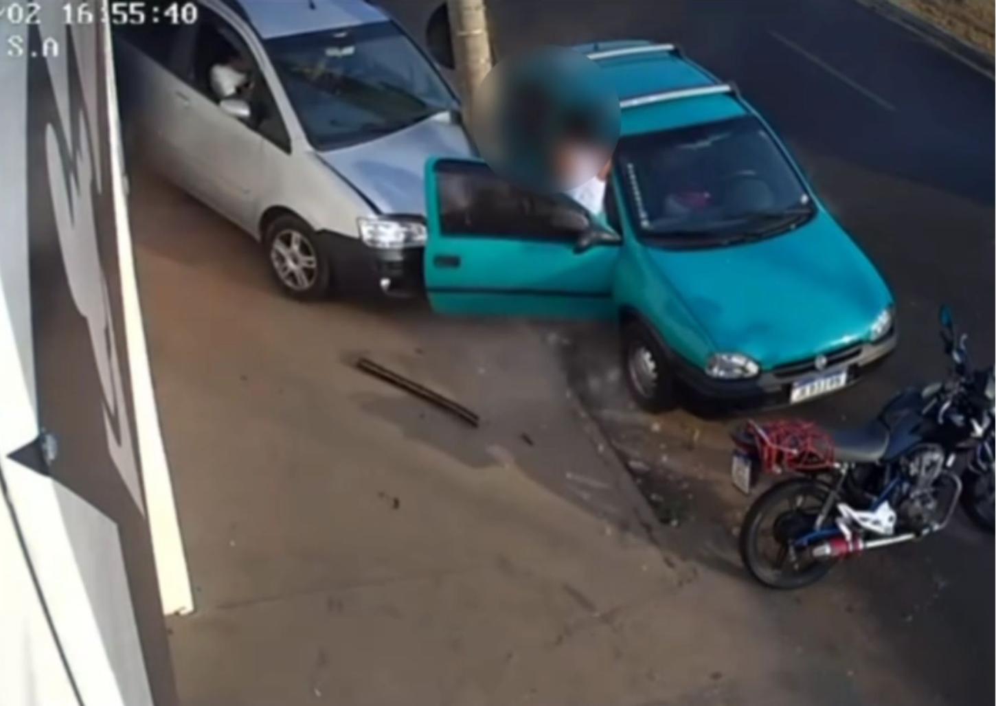 Mãe e filha por pouco não são atingidas por carro desgovernado em avenida