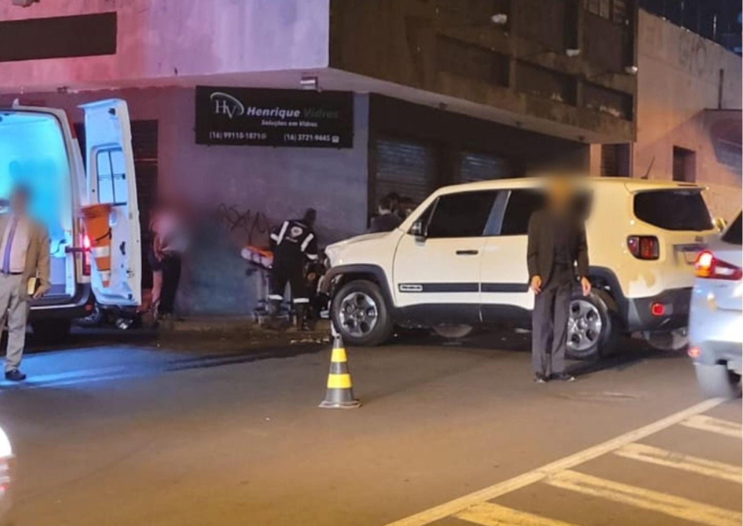 Motorista avança sinal de pare e atinge motociclista que sofre fratura