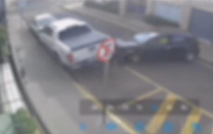 Motorista bate carro na traseira de caminhonete e abandona veículo logo em seguida