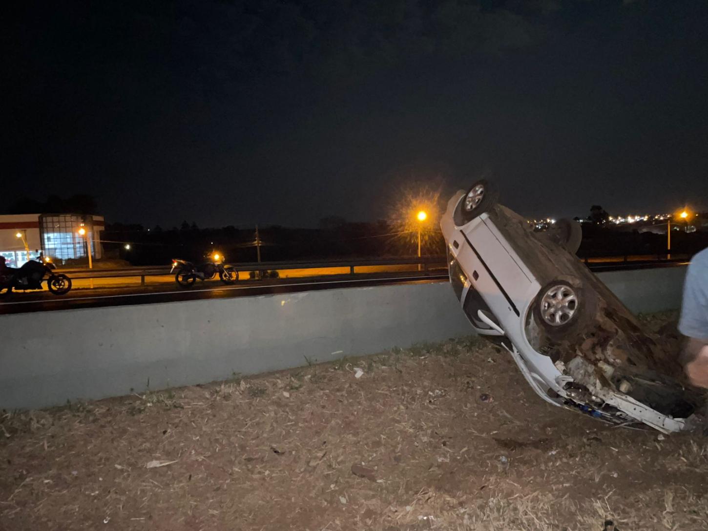 Motorista capota carro e atinge mureta na rodovia Ronan Rocha
