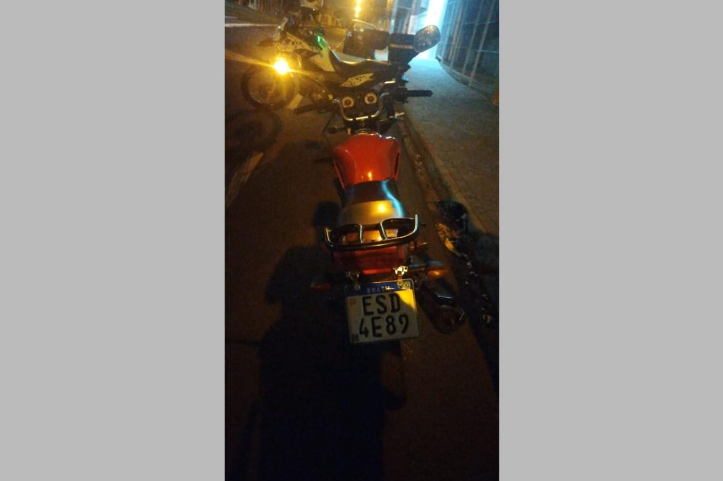 Policiais militares do Pelotão de Trânsito recuperam moto furtada