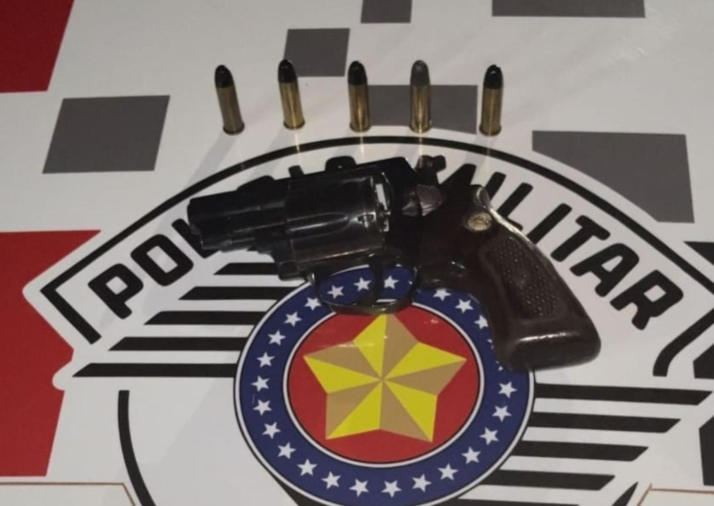 Homem manda mulher esconder revólver em vestido e acaba preso em Jeriquara