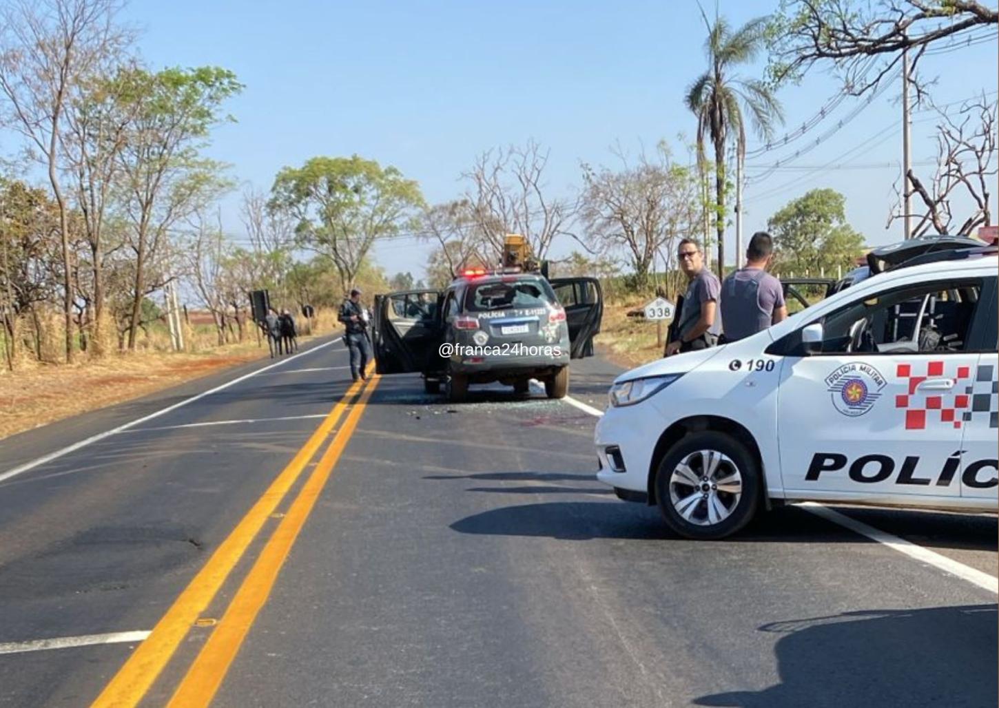Possíveis assaltantes de carro-forte são baleados em rodovia da região
