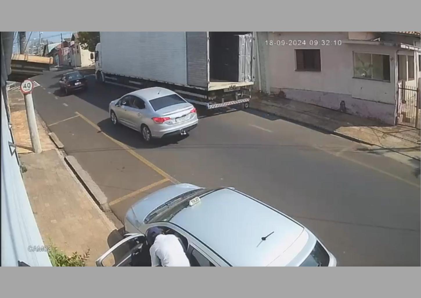 Taxista é arrancado de veículo durante assalto na Vila Nicácio