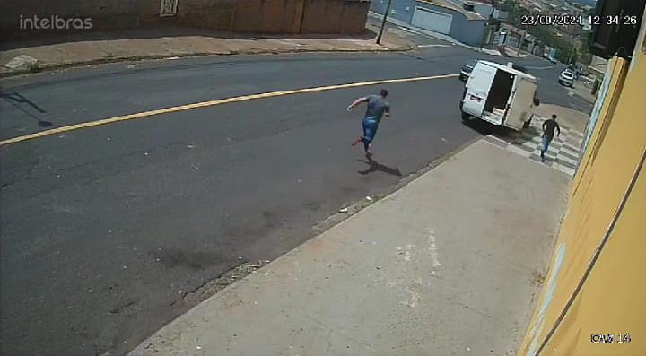 Furgão perde o freio em descida e colide contra muro no Aeroporto III